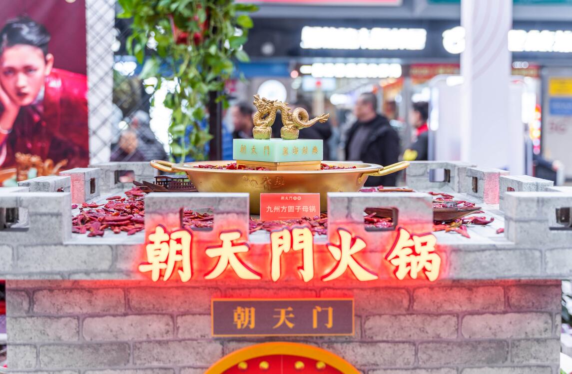 開火鍋加盟店，要學(xué)會用服務(wù)感動顧客！